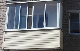 Установка алюминиевой раздвижной рамы на балкон с наружной обшивкой парапета виниловым сайдингом tab