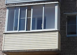 Установка алюминиевой раздвижной рамы на балкон с наружной обшивкой парапета виниловым сайдингом